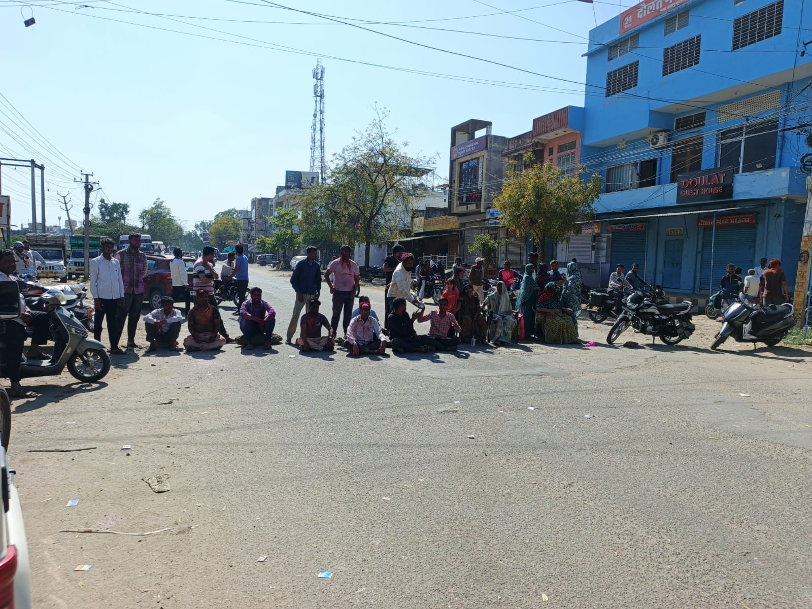 हाइटेंशन लाइन का टूटा तार, लोगों ने लगाया जाम