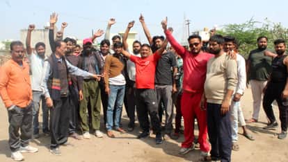 Sanitation workers fail to return to work, garbage piles up in the city