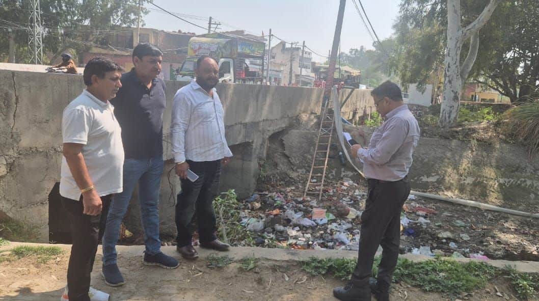 जुई नहर का निरीक्षण करते पार्षद व नप अधिकारी।