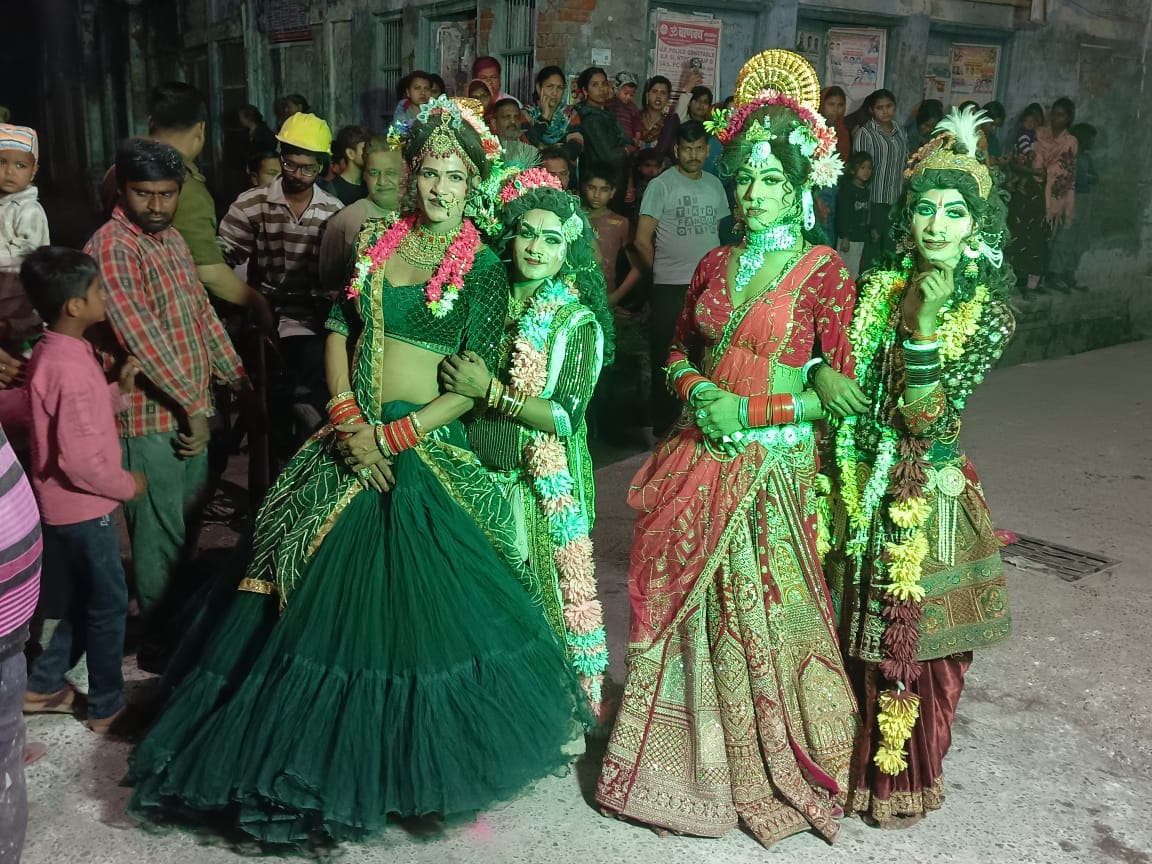 A grand historical procession was taken out on the eve of Holi.