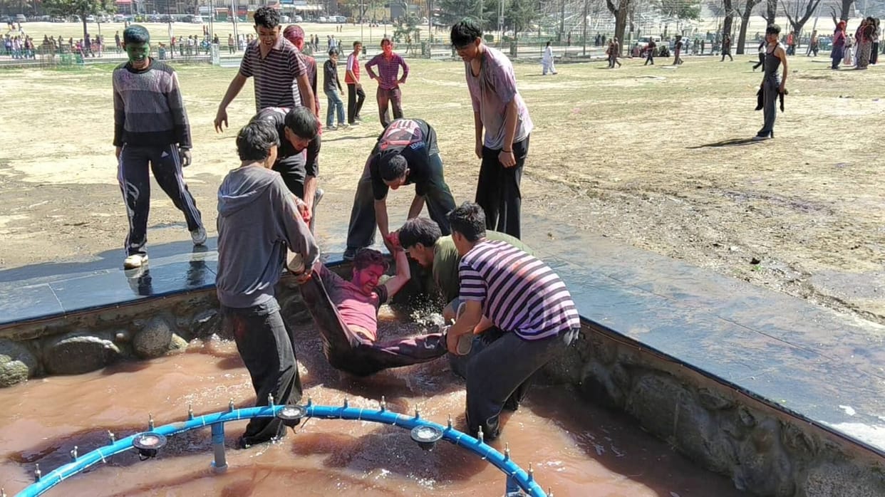 Rules are flouted during Holi in Devbhoomi Kullu