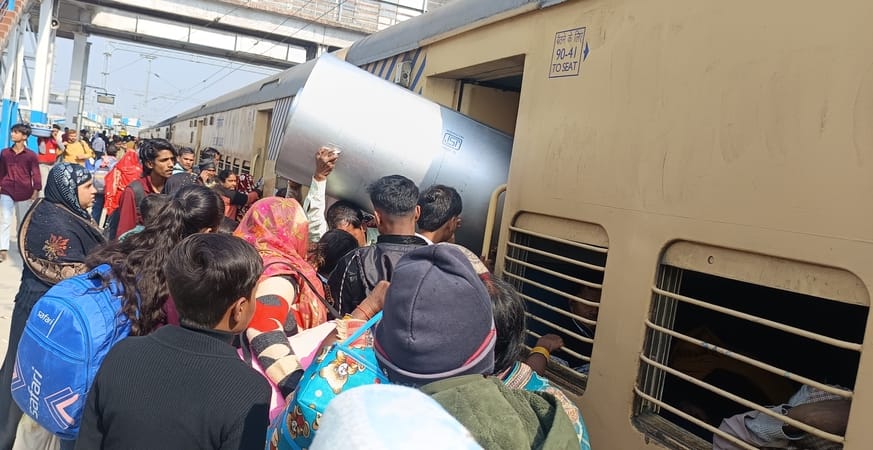 Crowds of passengers on the train... feet swelled from standing, family worried