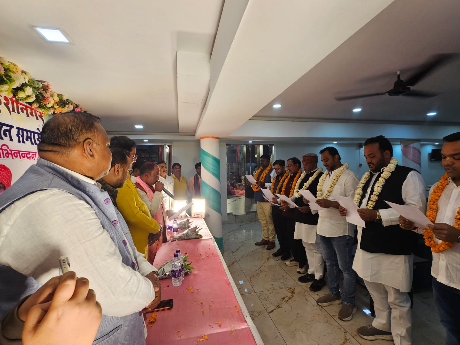 कसया के एक निजी होटल में सराफा संघ के पदाधिकारियों को सपथ दिलाते हाटा विधायक मोहन वर्मा।स्रोत-स