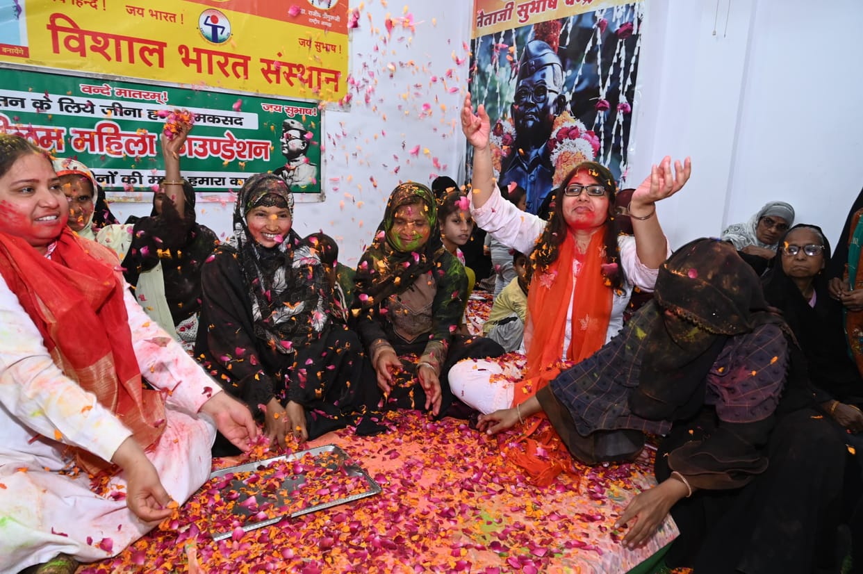 Muslim women threw gulal and gave the message of peace