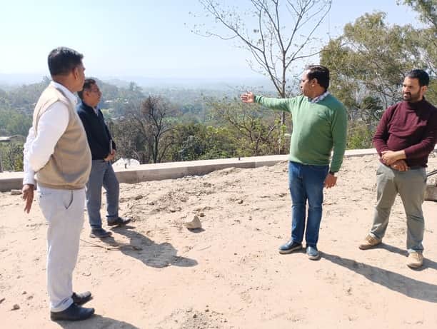 मेडिकल कॉलेज के पास बिजली बोर्ड के कर्मचारी खंभों को शिफ्ट करने के लिए  निरीक्षण करते हुए। संवा