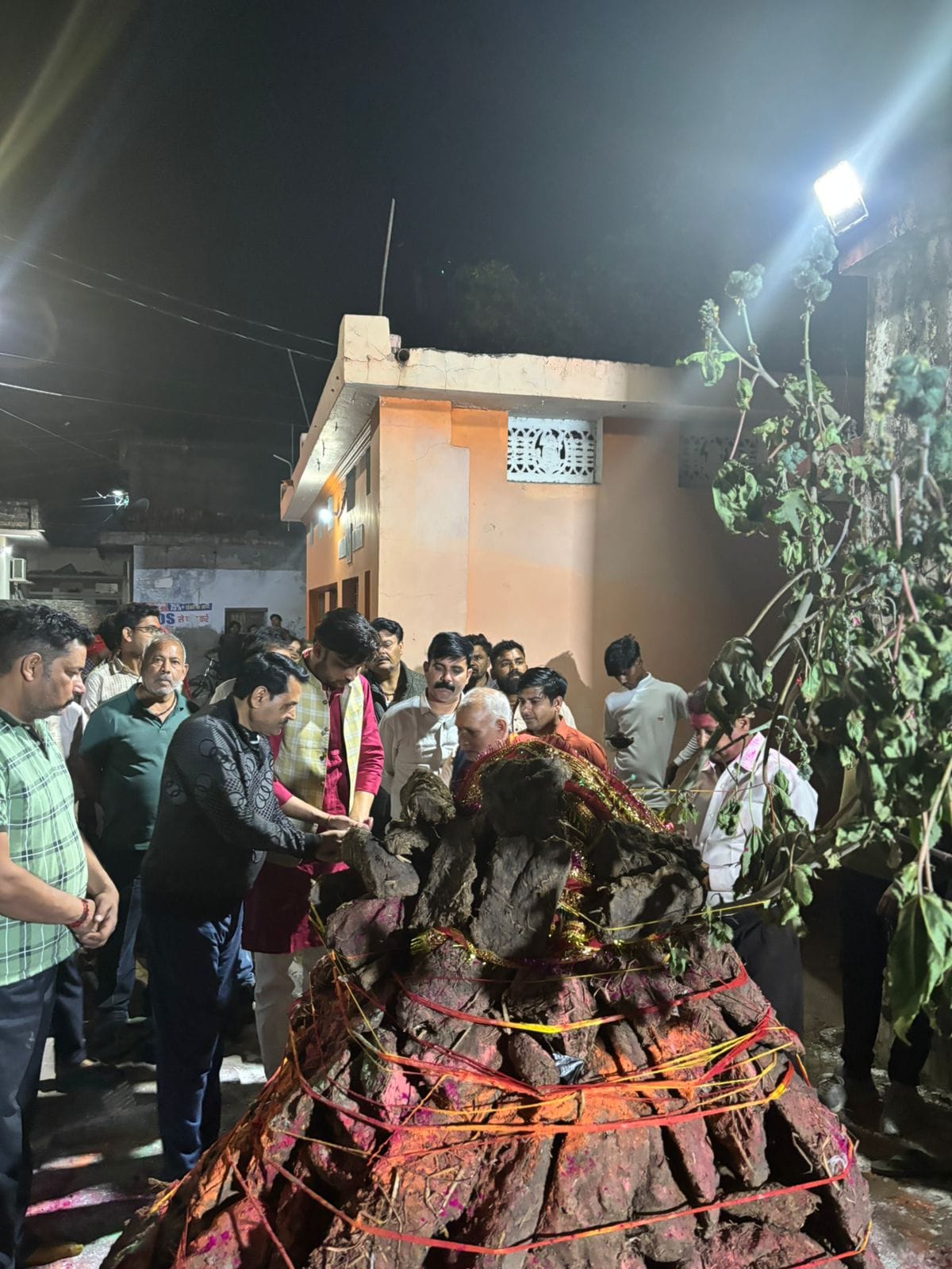 Today the colors of joy will spread, the fragrance of abir-gulal will spread in the air.