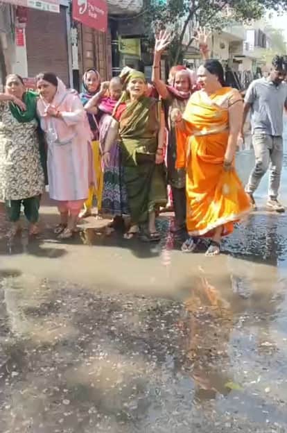 Women's anger erupted over waterlogging in Ayodhyapuri, Garh Road submerged without rain.