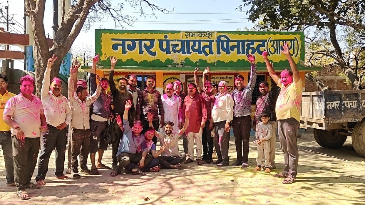 The members greeted Holi with gulal.