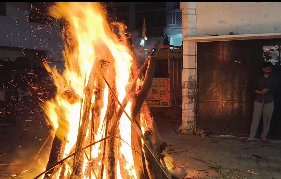 Holi burning took place in Najibabad from late evening till four in the morning.