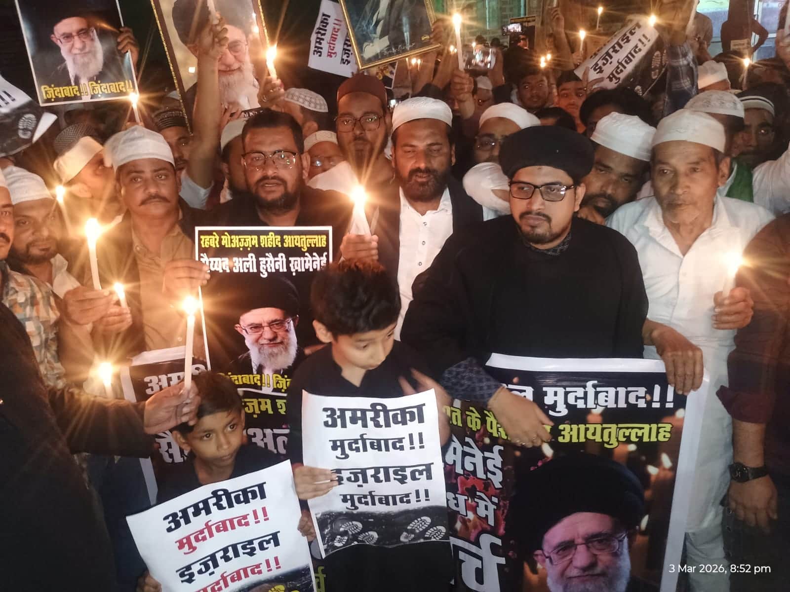 नोट- 21 मस्जिद परिसर में कैंडल जलाने के बाद धरना देते शिया समुदाय के लोग। स्त्रोत : स्वयं