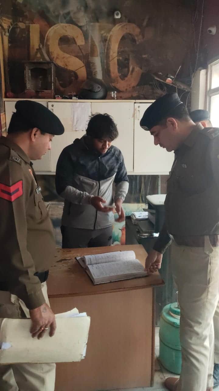 ऑपरेशन आक्रमण के दौरान जांच करती पुलिस टीम। 