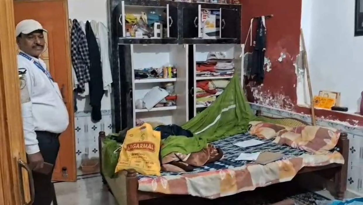 Theft in the house of a railway employee who had gone to Patna for his wife's treatment