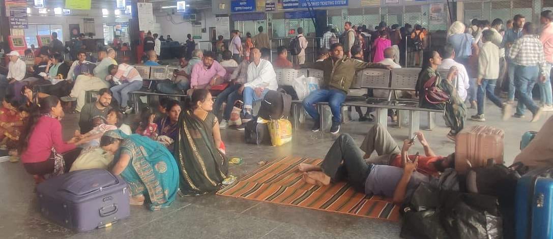 Holi special train delayed by 12 to 14 hours, passengers tired of waiting