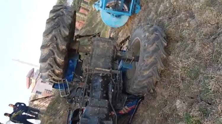 Bihar News: शामपुर में अनियंत्रित ट्रैक्टर ने ली मजदूर की जान, सड़क किनारे गड्ढे में पलटने से हुआ हादसा