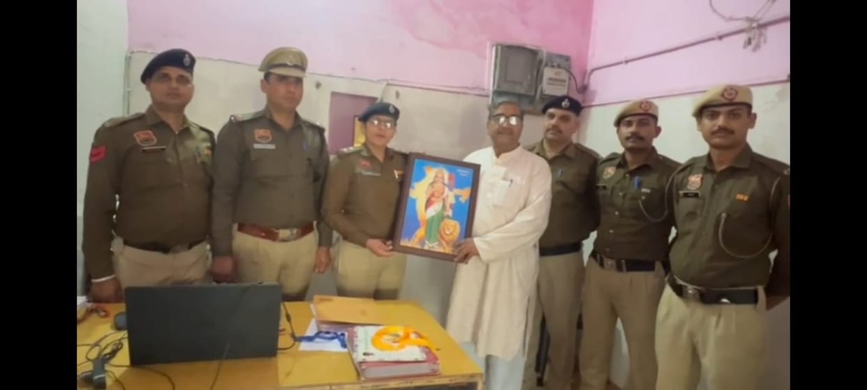 Festival greetings were given to the staff posted at Bhadawas police post.