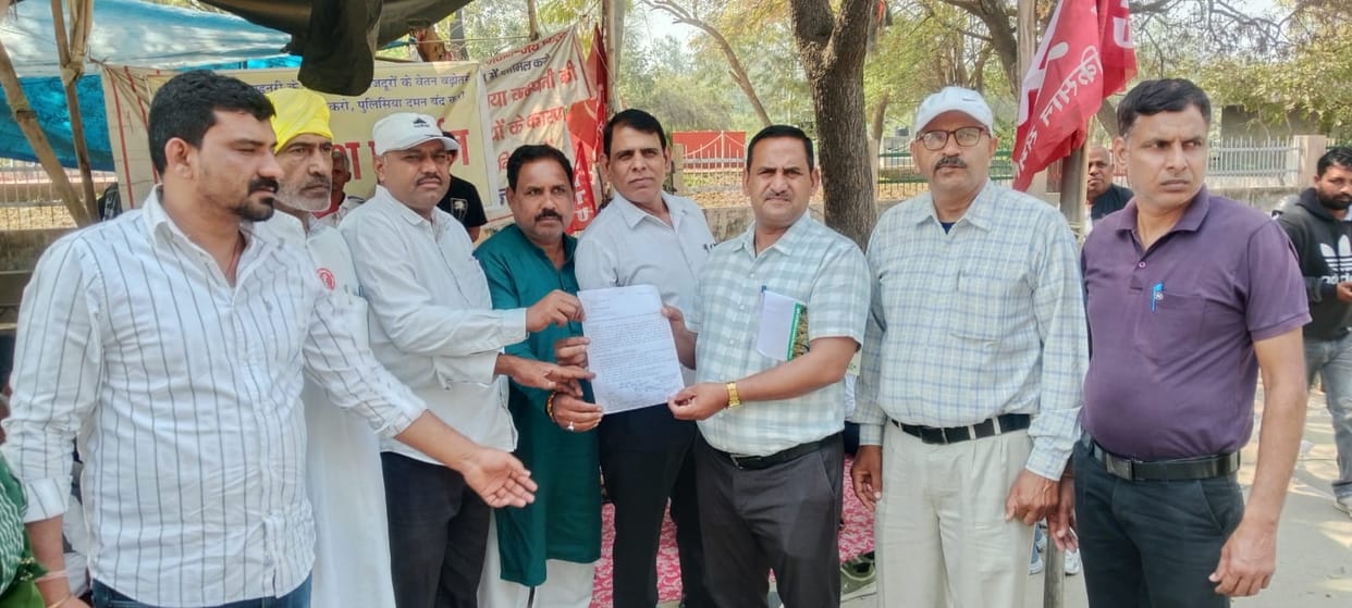 Demonstration in support of Panipat refinery workers, memorandum submitted