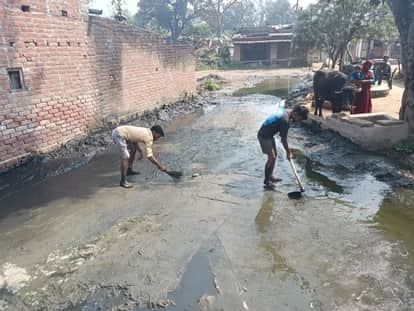 On the persuasion of the station in-charge, the villagers burnt Holika in Pritampur.