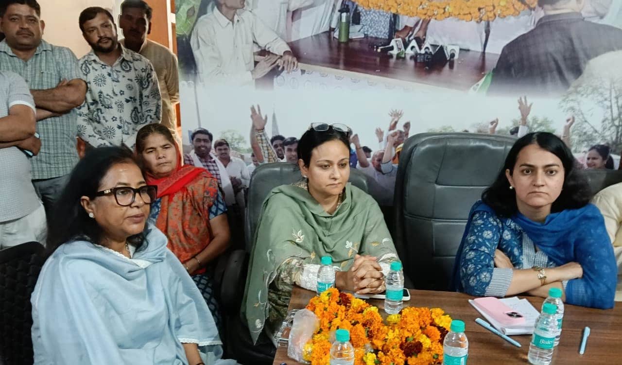 पत्रकारों से बात करतीं पर्ल चौधरी, डॉ. मनीषा सांगवान।