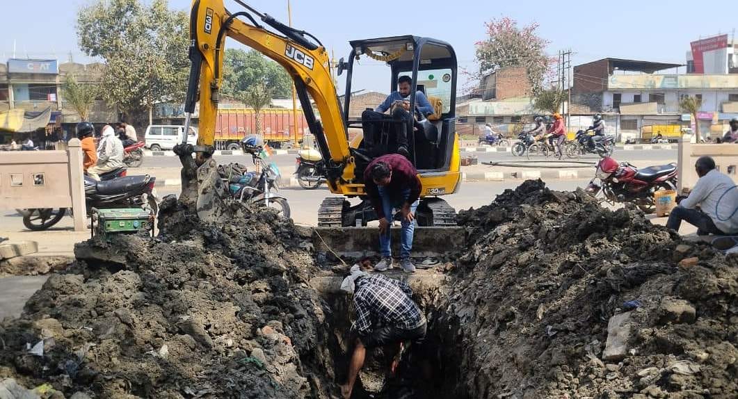 Repair of broken drinking water pipeline begins, 10 thousand people will get relief