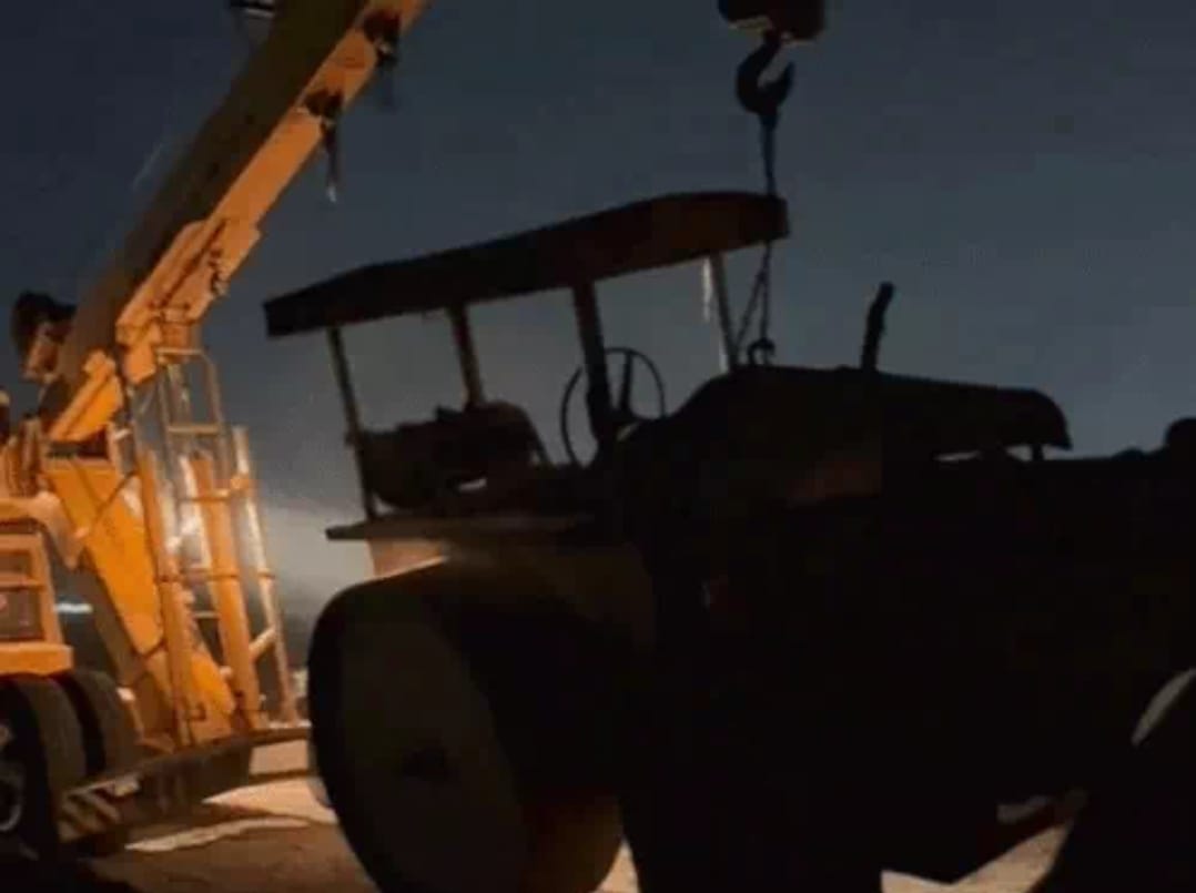 Road roller parked for road construction stolen, taken away in a canter from Hydra