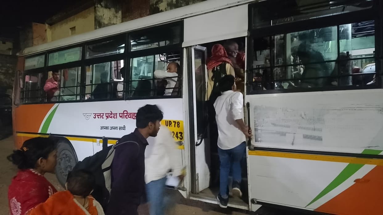 There was a crowd of passengers on the Robertsganj route in RoadwThere was a crowd of passengers on the Robertsganj route in Roadwaysays