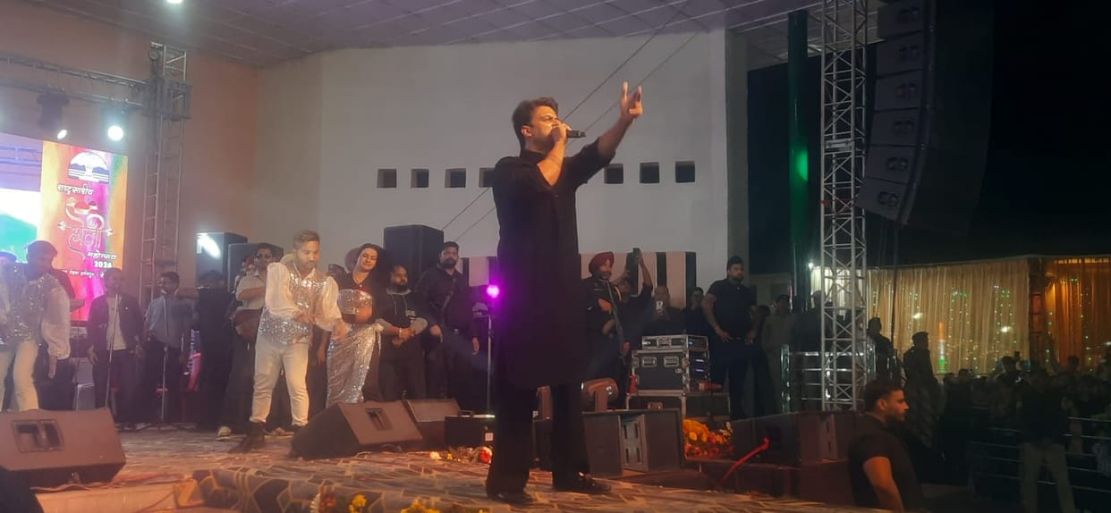 Bhabhi Meri Omar Nayani Munda Tusin Valley Labheya... Audience danced to the song.