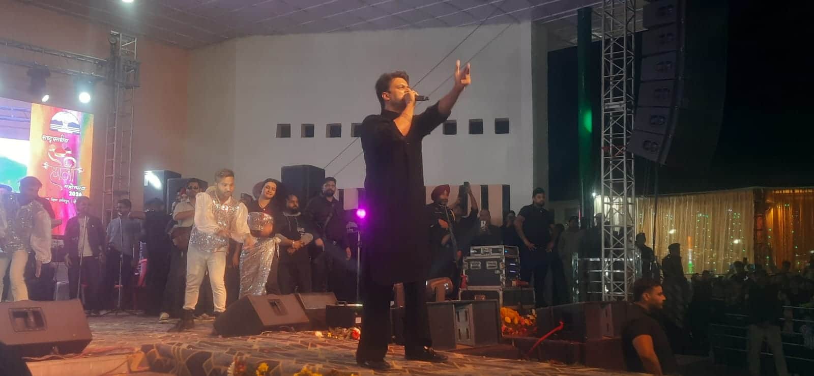 राष्ट्र स्तरीय होली उत्सव में प्रस्तुति देते पंजाबी कलाकार मनकीरत औलख। संवाद