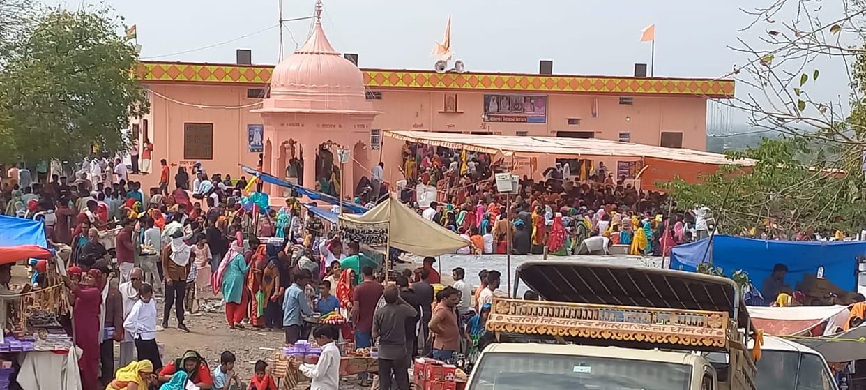 The replica of Holi Re Rasiya... in Braj was seen in Ahirwal.