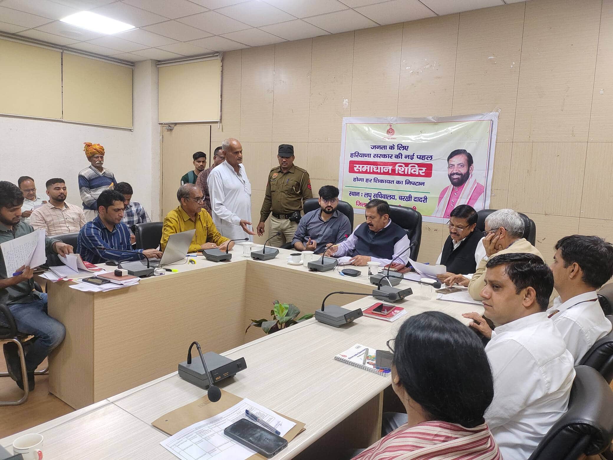 समाधान शिविर में लोगों की समस्याएं सुनते उपायुक्त डॉ. मुनीश। 