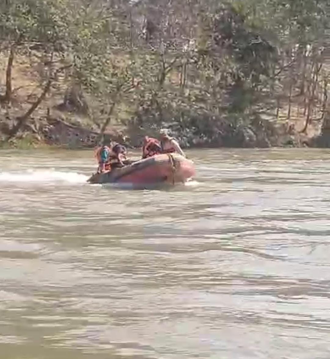 The search for the young man who jumped into the Ganges Canal continues, with no clues even on the fourth day.