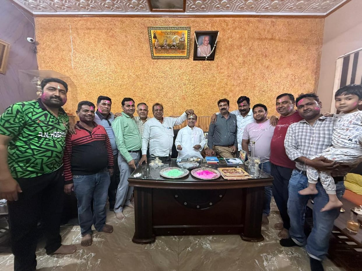 Holi Milan Ceremony: Traders gave best wishes by applying gulal