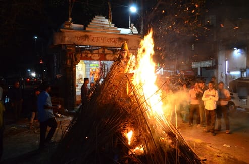 Holika Dahan was done in the auspicious time, congratulations were given by applying Gulal.