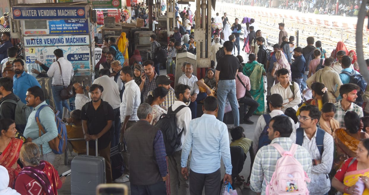 Buses were also crowded, 300 additional buses were deployed.