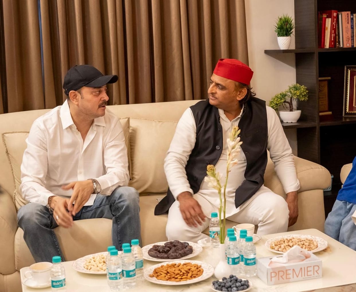 SP chief Akhilesh reached the councilor's house to offer condolences.