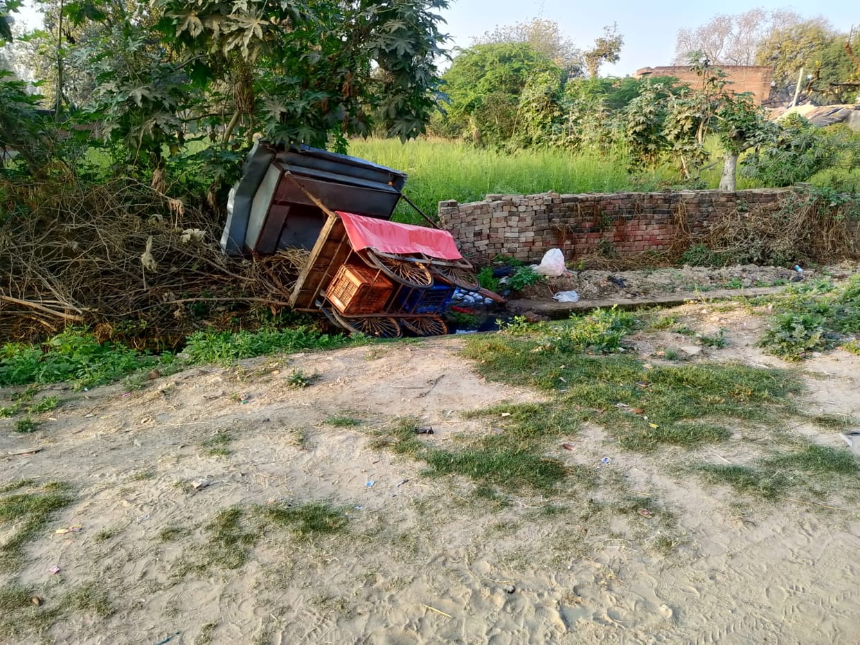 Car collision causes a car to overturn the cart, causing commotion