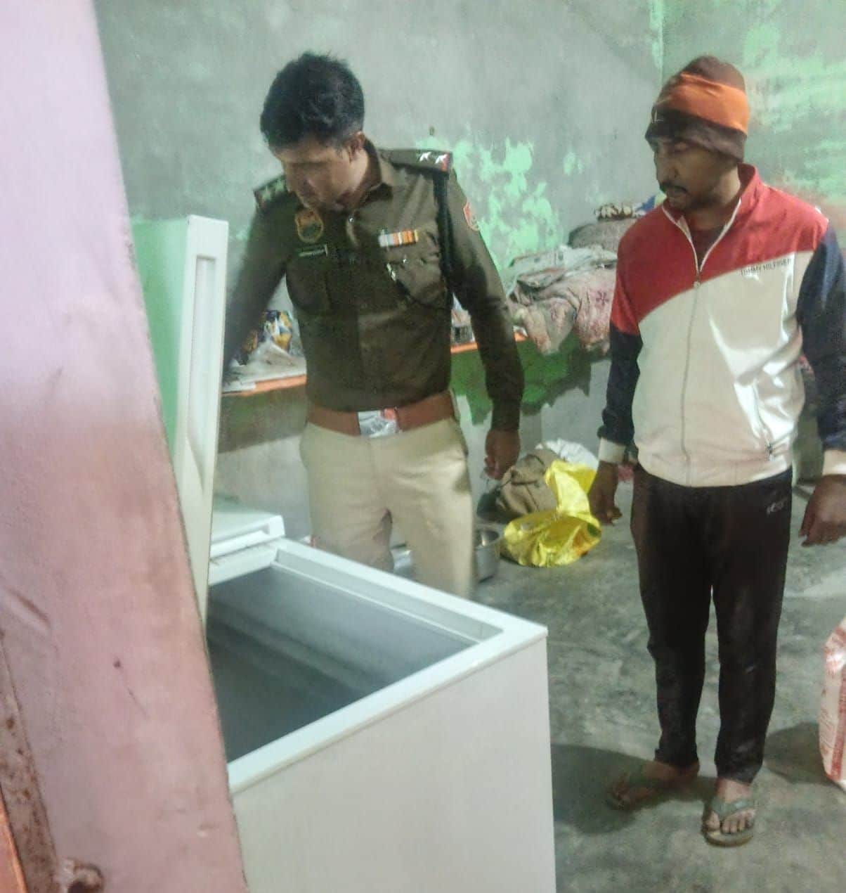 शहर में ऑपरेशन आक्रमण चलाते पुलिस कर्मी।