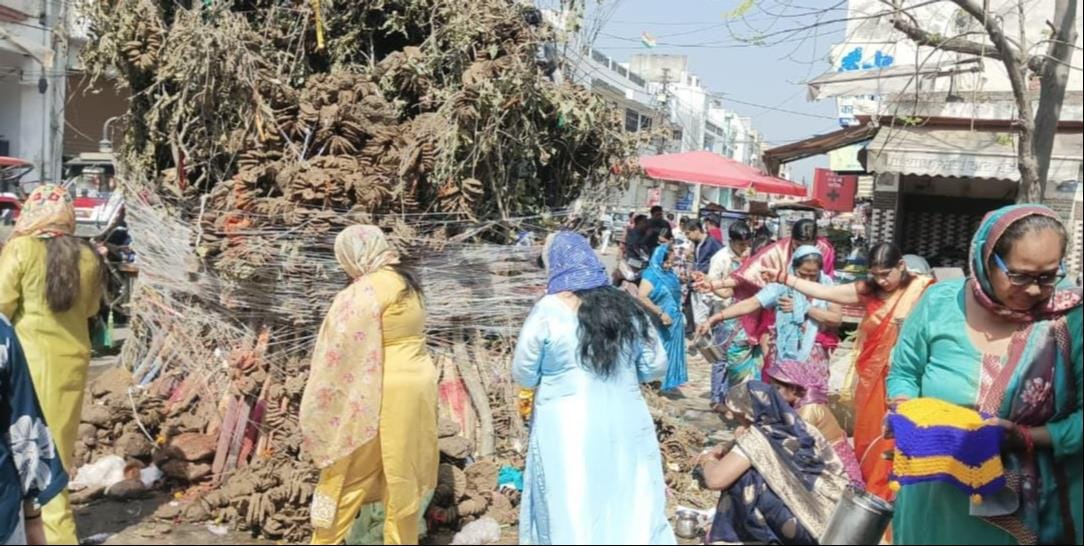 Holika Dahan took place after the ritualistic worship.