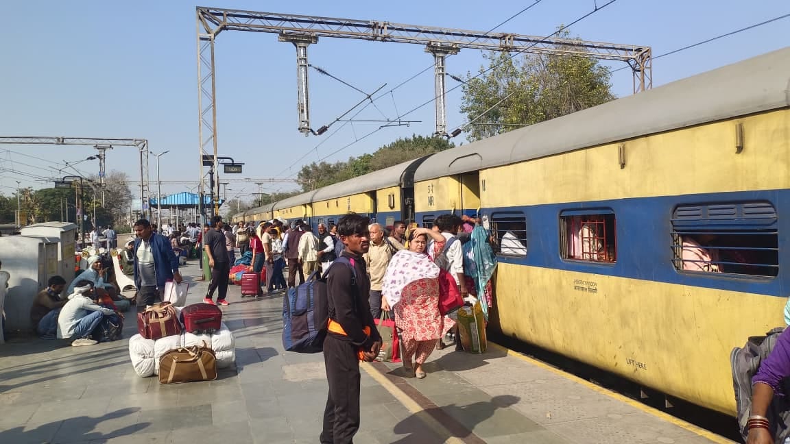 Trains become crowded on Holi, passengers are upset due to lack of seats