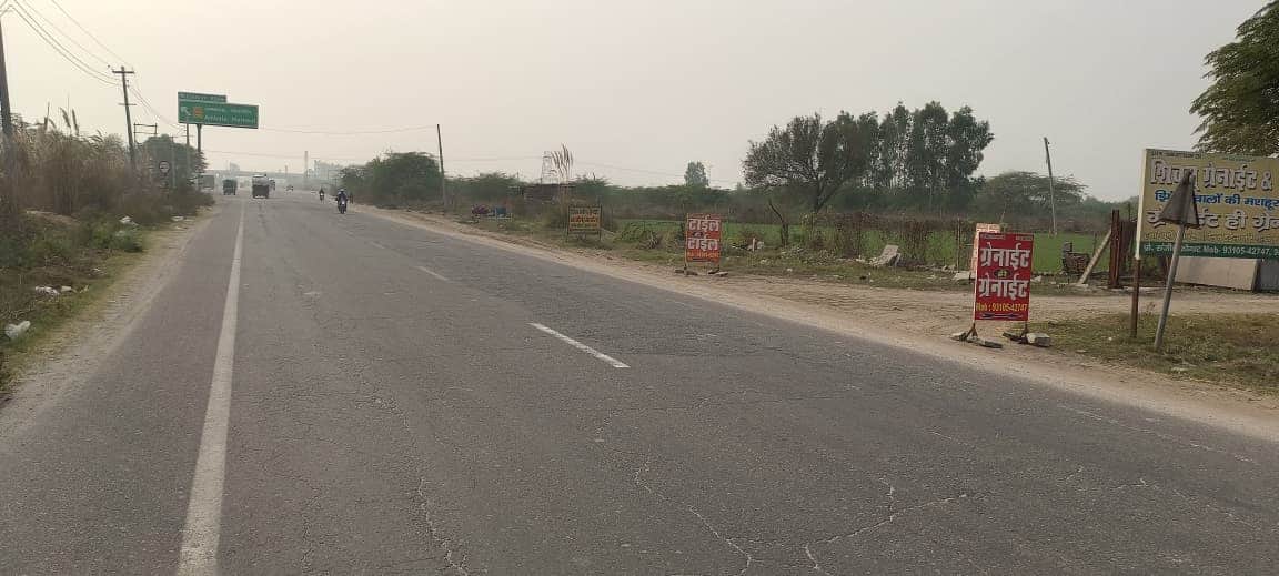 दादरी-झज्जर नेशनल हाईवे 334 बी, जिसे फोरलेन किया जाना प्रस्तावित है।