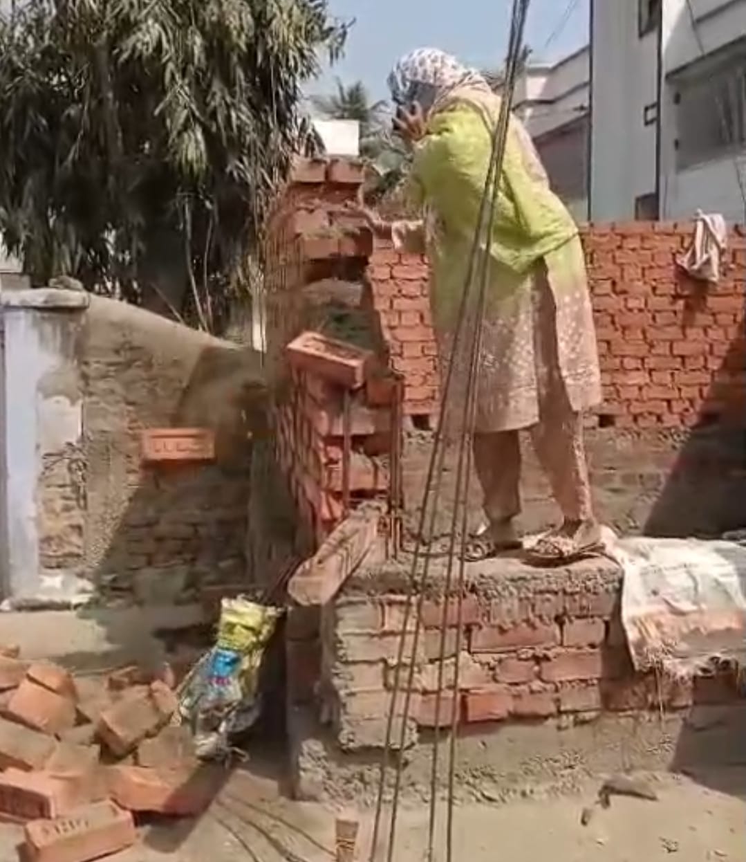 दीवाल को तोड़ती डिप्टी मेयर