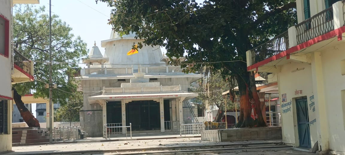 Umaria News: Temple Doors Closed as Sutak Begins; Purification Rituals After Eclipse Ends