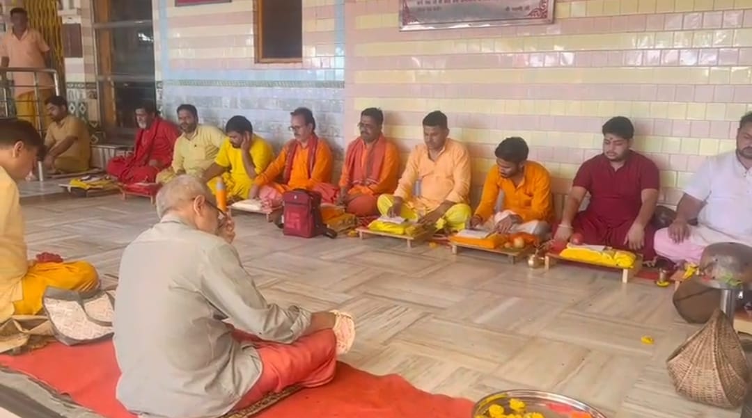 विश्व प्रसिद्ध शक्तिपीठ मां पीतांबरा के ग्रहणकाल में हुआ पाठ।