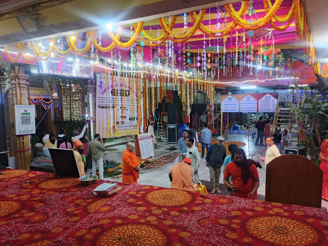 Fans will be offered at Baba Prasad Giri Temple today, darshan will open from 5 am.