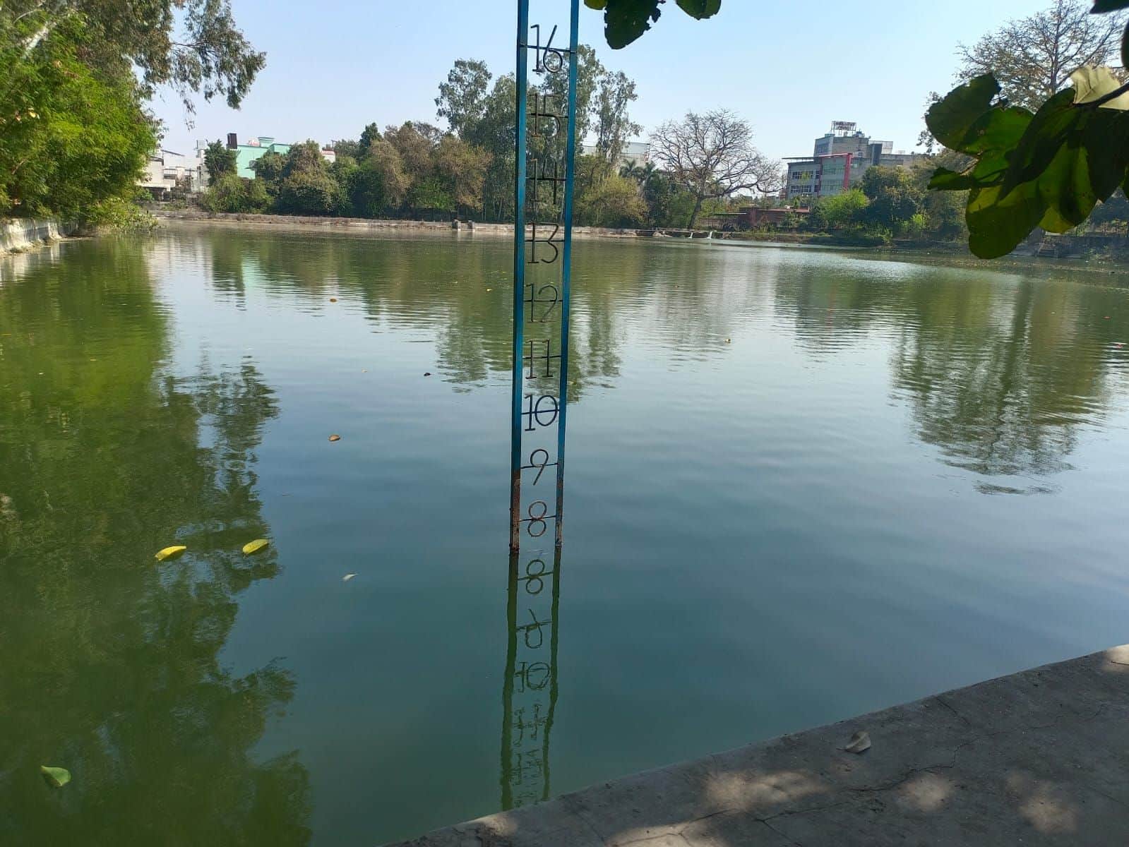 1-शहर के मानसरोवर पार्क के निकट स्थित जलघर में भरा पानी। संवाद