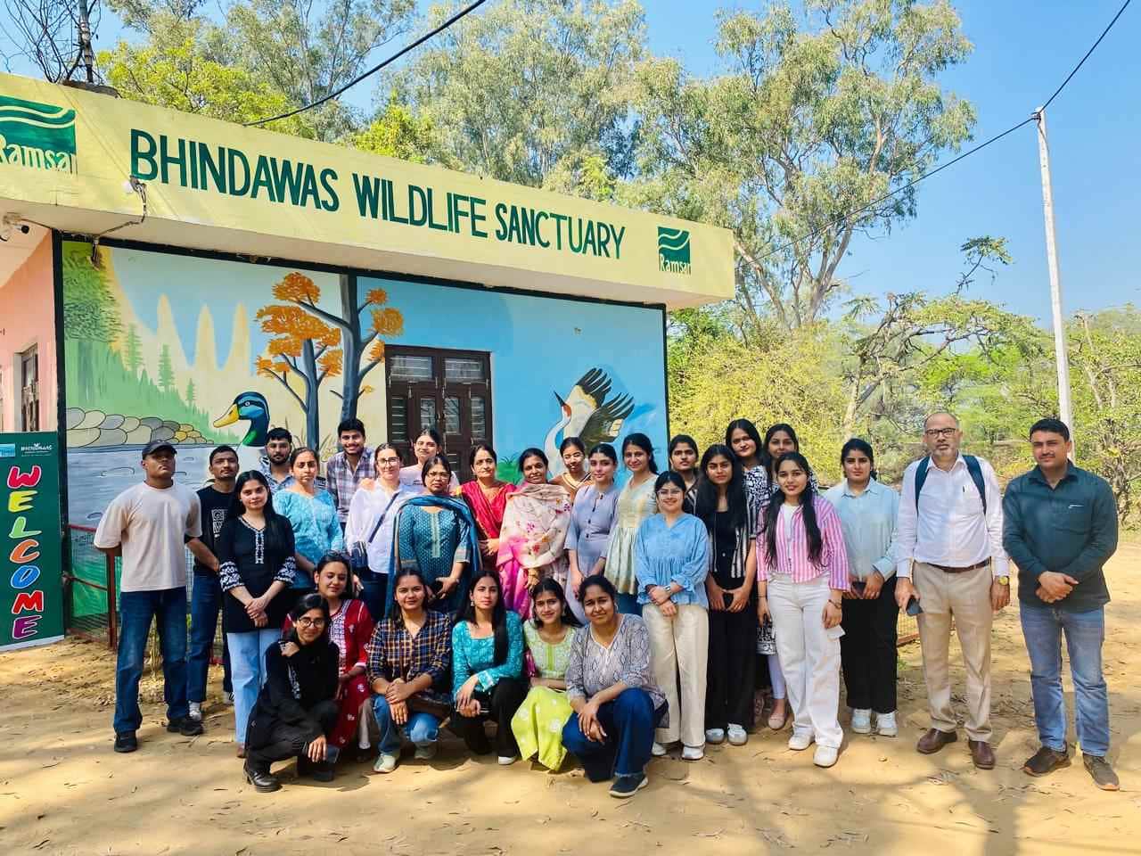 11-एमडीयू के जूलॉजी विभाग के छात्र में भिंडावास वन्यजीव अभयारण्य में मौजूद। स्रोत- एमडीयू