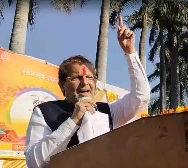 Minister Dr. Arvind Sharma was immersed in the colors of Holi and sang a ragini.