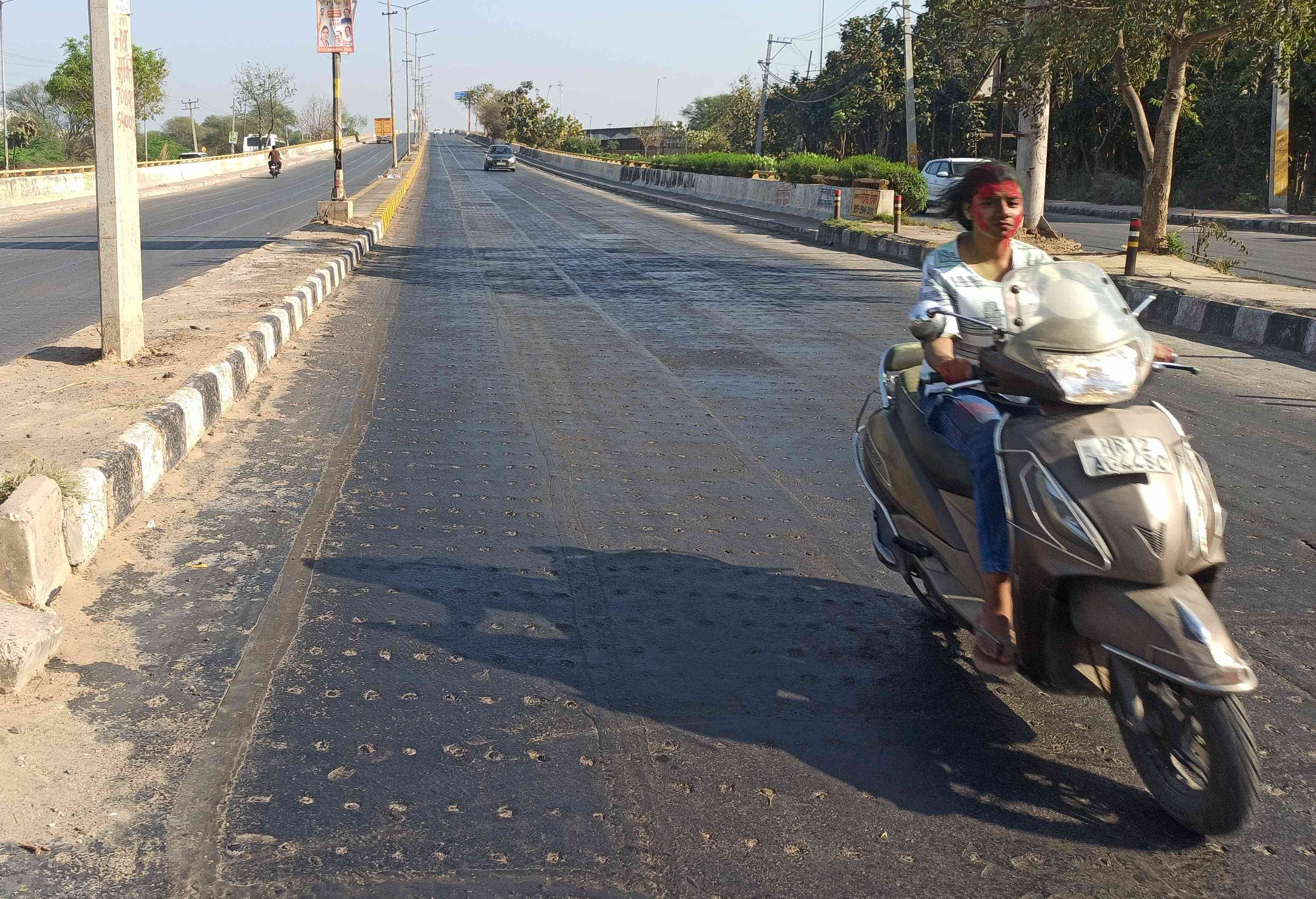 26-गोहाना आउटर बाइपास पुल पर बनी नई मिस्टिक लेयर वाली सड़क से गुजरते राहगीर। अमर उजाला