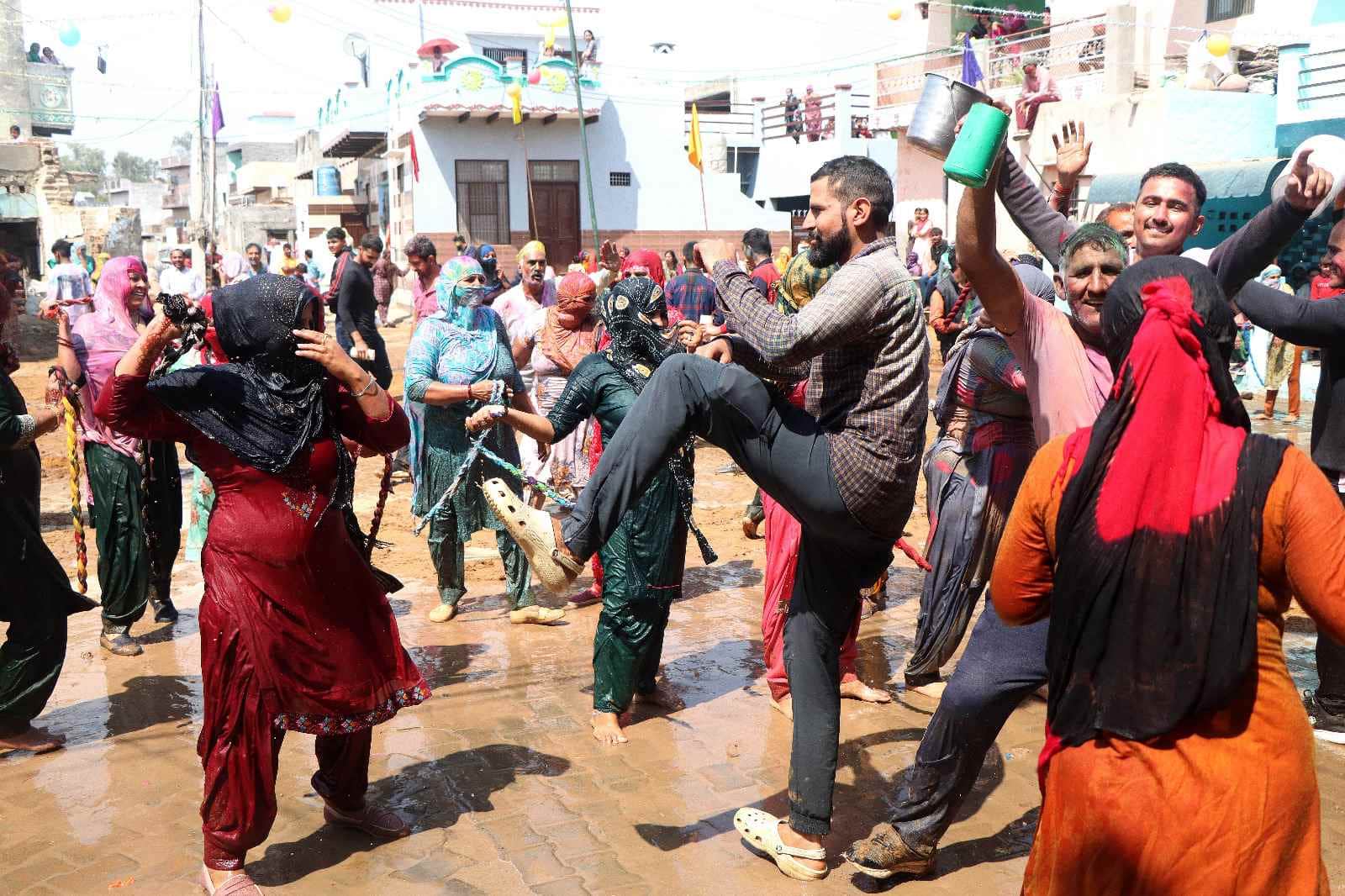 4-सुंडाना गांव में होली खेलते भाभी व देवर। स्रोत : पाठक