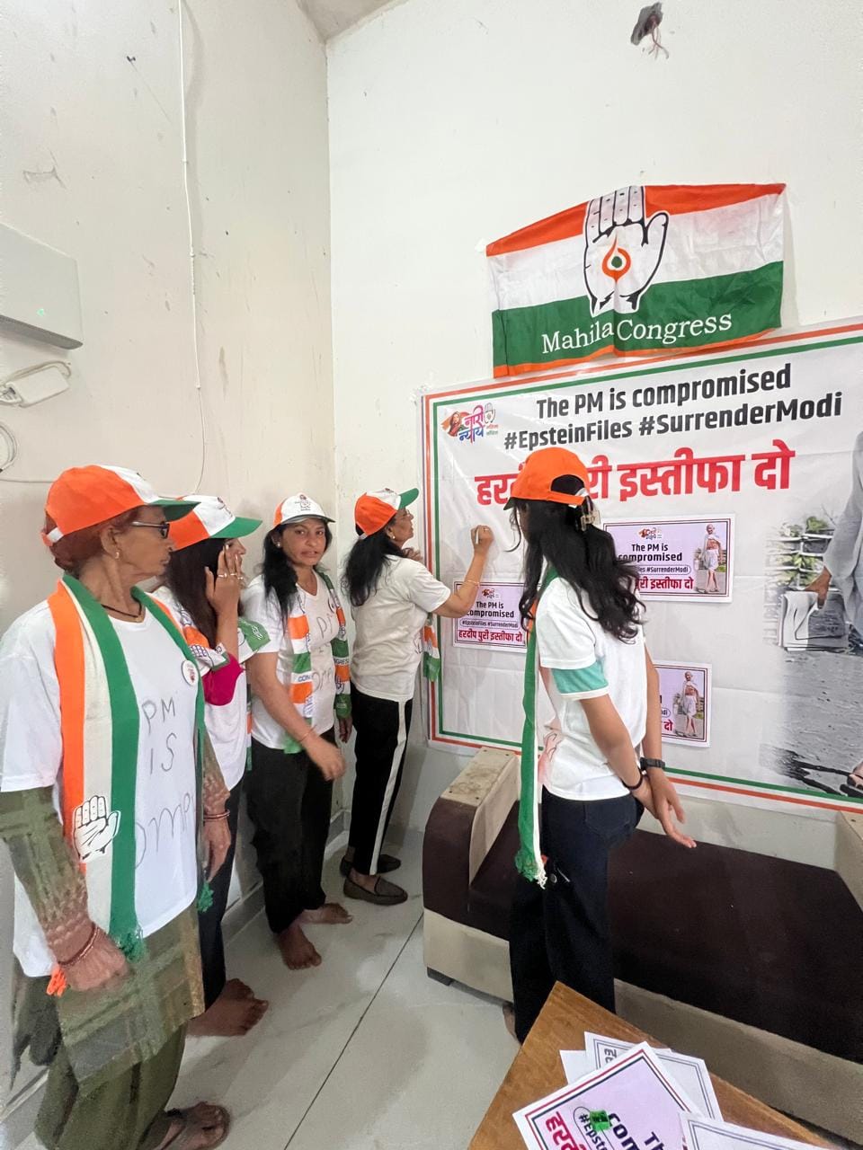 Mahila Congress's signature campaign for the resignation of Minister Puri