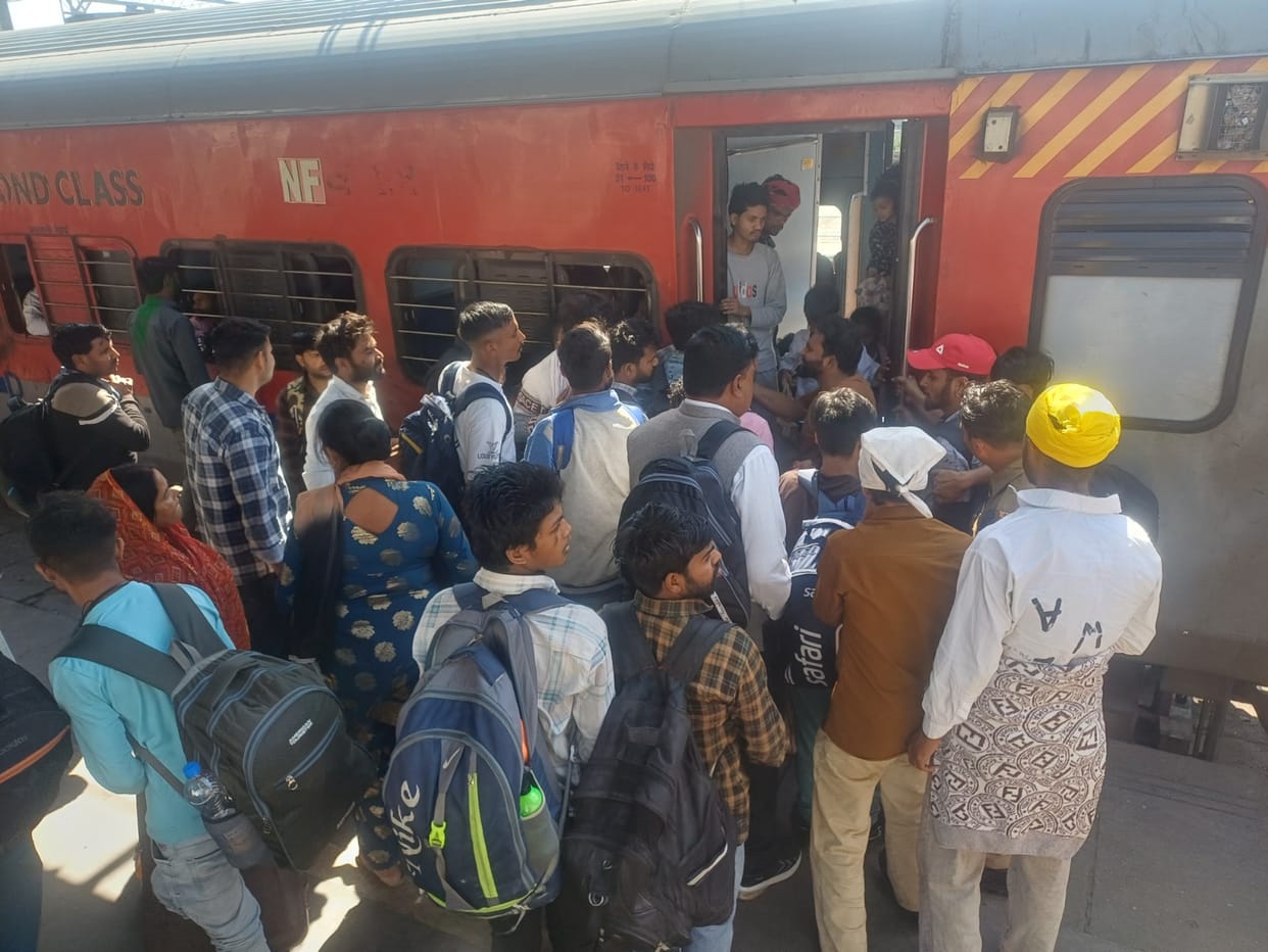 Increased Pressure on Trains During Summer Holidays Scramble for Seats Among Passengers Long Waiting Lists